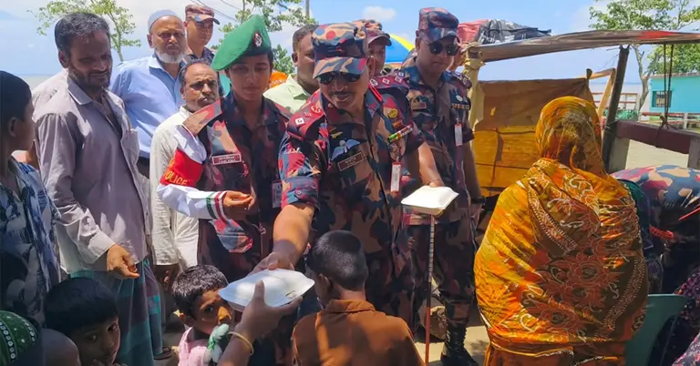 ওষুধ এবং খাবার বিতরণ করছে বিজিবি